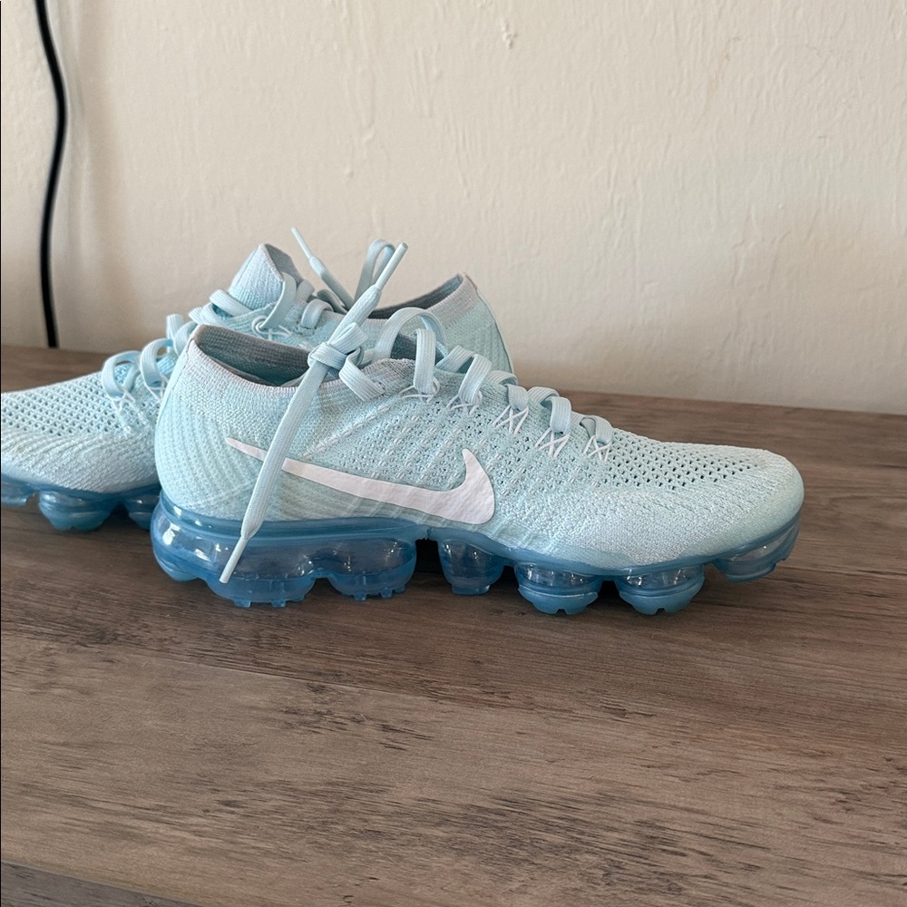 Nike Air Vapormax Flyknit in Glacier Blue & White - Picture 4 of 7